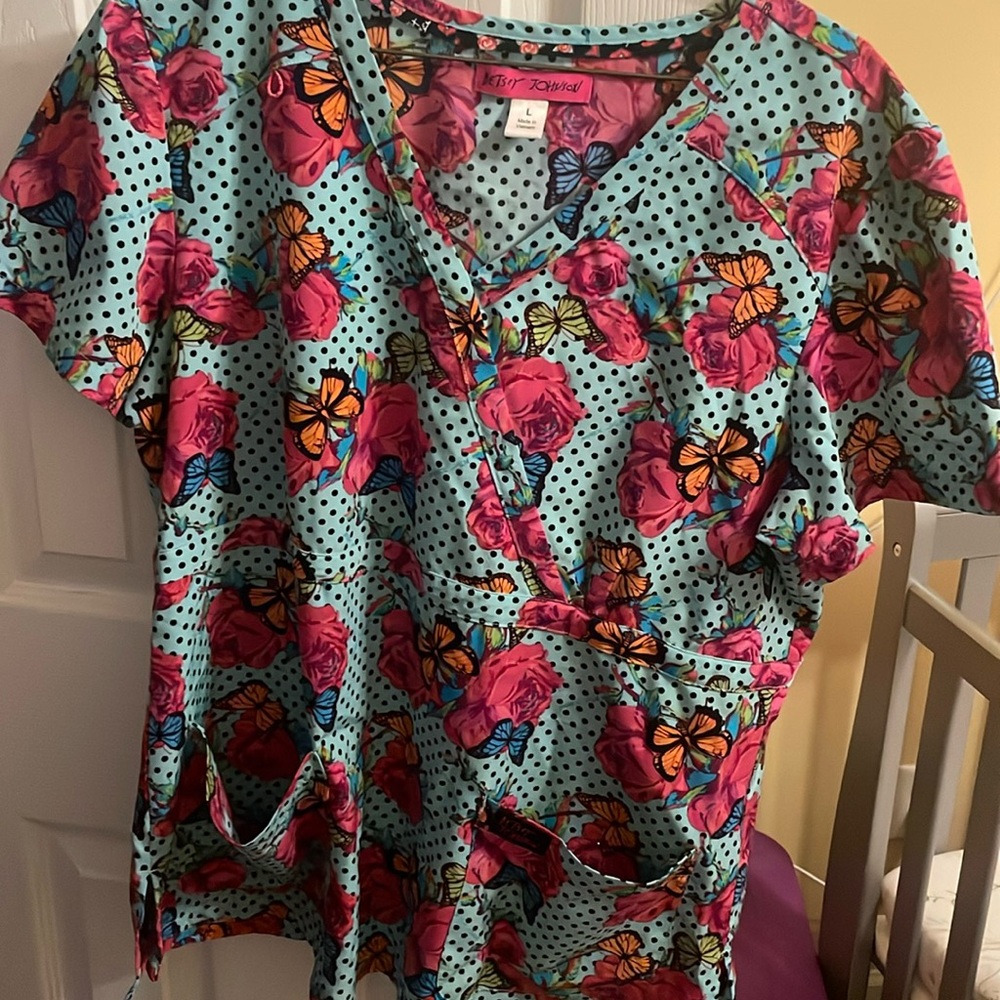 Betsy Johnson sides large scrub top